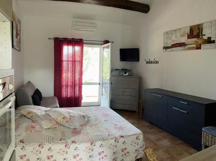 Découvrez l'intérieur confortable de notre studio Les Lauriers Roses pour 2 personnes, avec vue sur les jardins Studio Les Lauriers Roses, vue intérieure